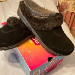 Women's Size 8.5 Skechers Go Walk Cozy Faux Fur Lining Comfort Clog 13660(SOLD)